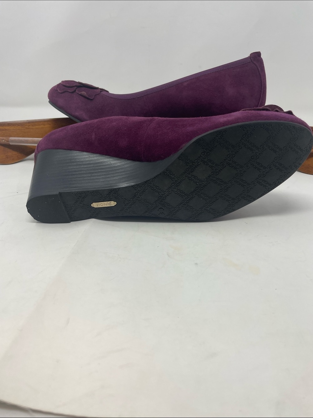 Vionic Plum Suede-Like Wedged Heel Pump Size 10 Excellent Condition - Picture 6 of 15